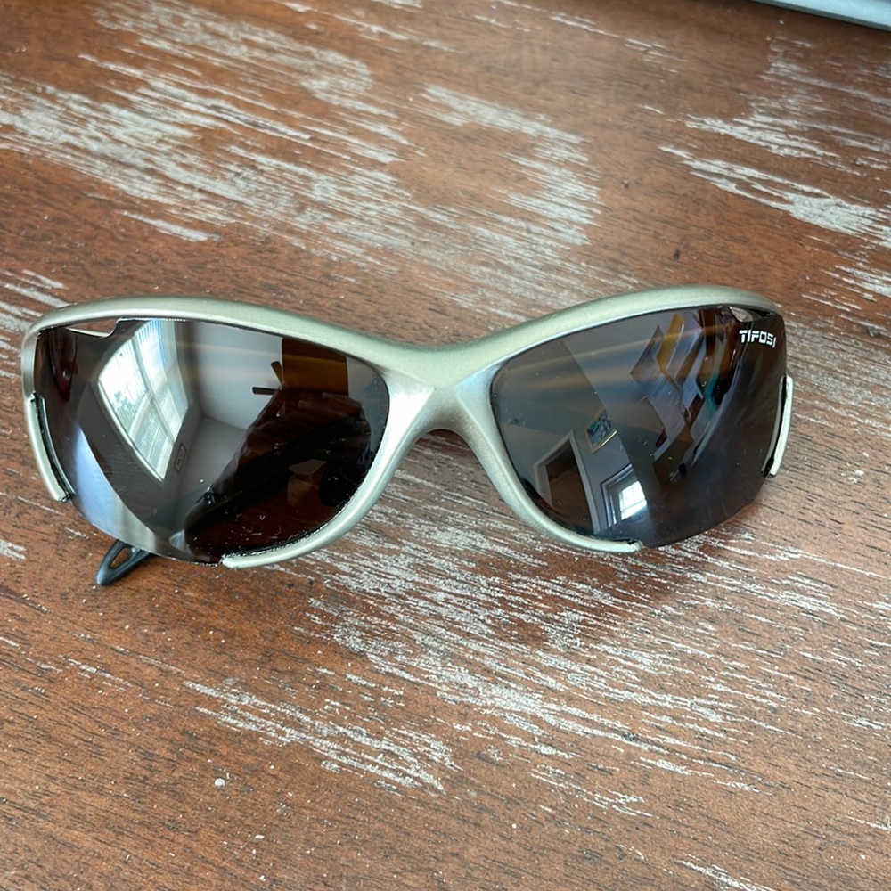Tifosi Kilo T-1255 gray sunglasses with black rubberized accents